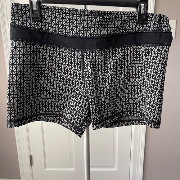 M3 - #58 Lululemon Black and White Geometric Design Groove Shorts, size 10 - Picture 2 of 5